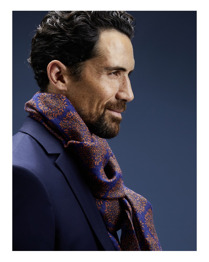 Foulard homme lin bleu orange, inspiration désert australien – AV08 Paris.