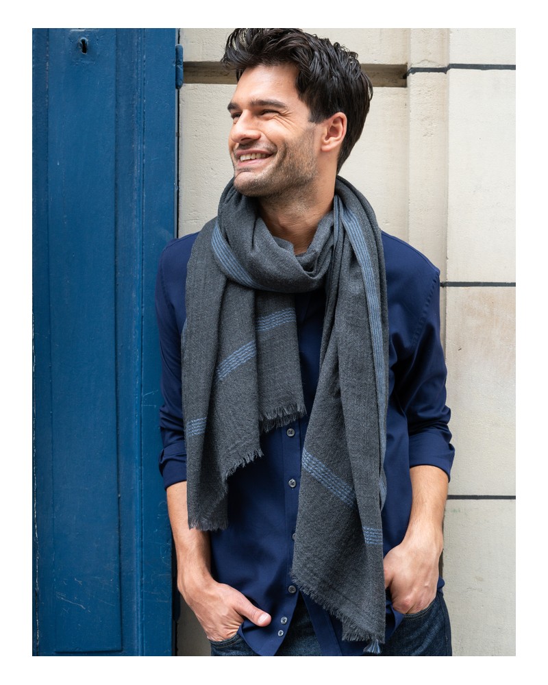 Homme portant l'écharpe gris anthracite en laine mérinos INIS MOR - AV08 Paris