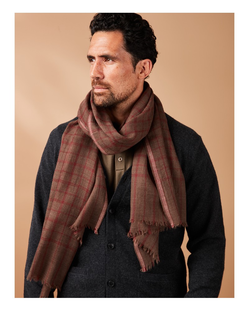 Homme portant l'écharpe marron à carreaux rouge ALTYN EMEL - AV08 Paris
