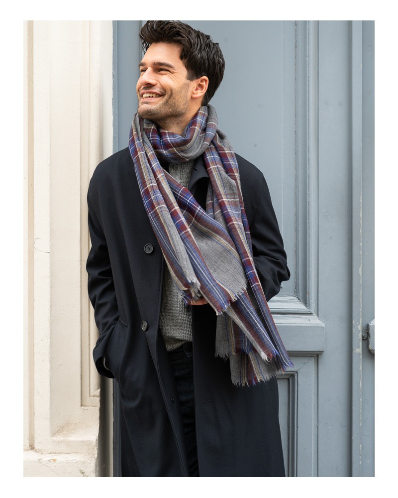 Homme portant l'écharpe écossaise à carreaux  gris anthracite  en laine mérinos HUSHINISH - AV08 Paris