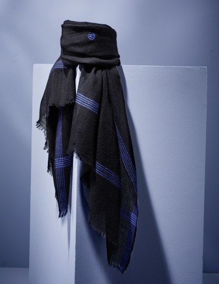 étole-noir-homme-laine-merinos-DYRHOLAEY-av08-paris