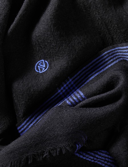 étole-noir-homme-laine-merinos-DYRHOLAEY-av08-paris