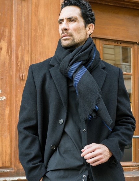 étole-noir-homme-laine-merinos-DYRHOLAEY-av08-paris