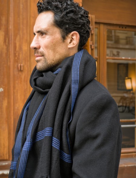 étole-noir-homme-laine-merinos-DYRHOLAEY-av08-paris
