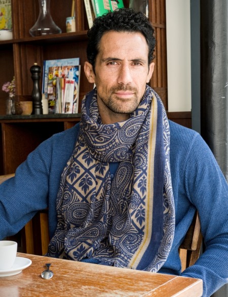 écharpe-laine-homme-bleu-indigo-BANGARAM-av08-Paris