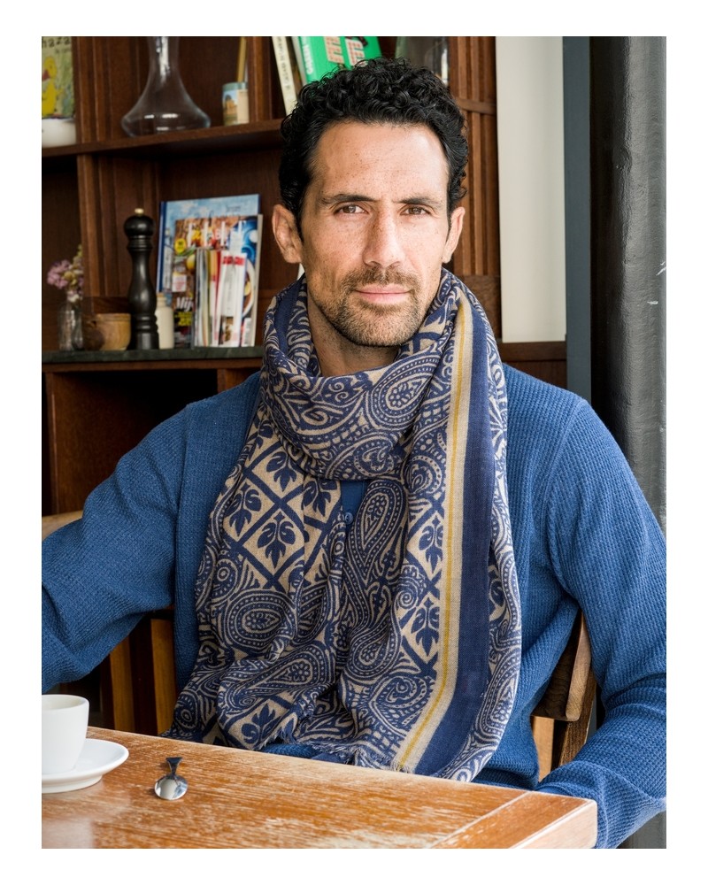 écharpe-laine-homme-bleu-indigo-BANGARAM-av08-Paris