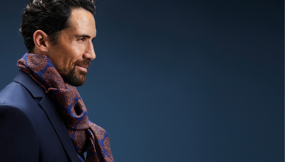 Élégance au bureau : le chèche homme, l’accessoire chic de la garde-robe professionnelle