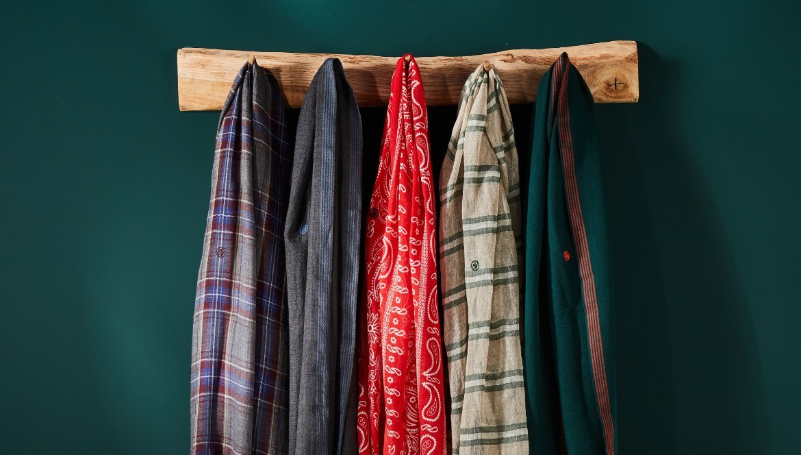 Écharpes unies vs imprimées : quel style choisir ?