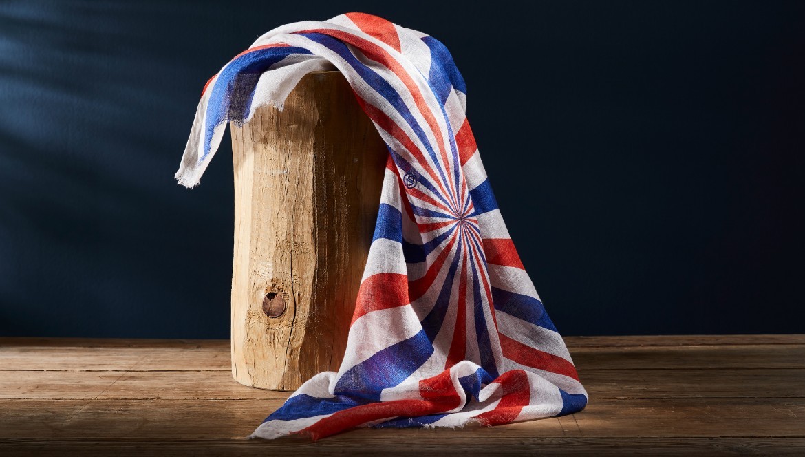 AV08 Paris scarves : an elegant alternative to fast fashion for Christmas