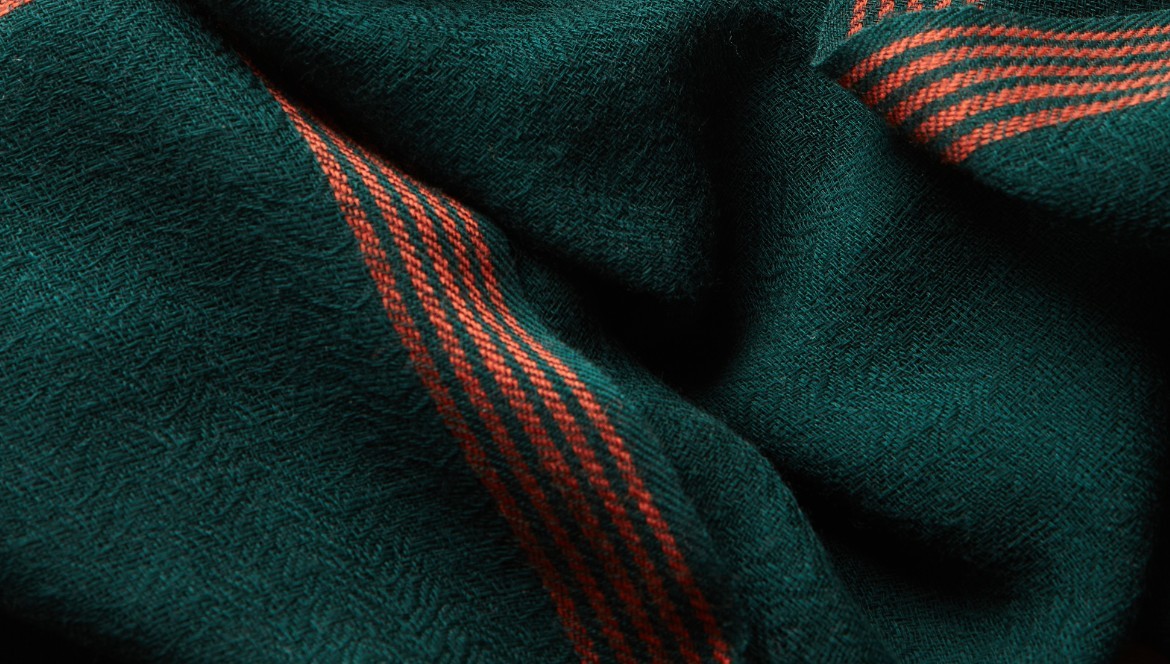 Men’s scarf : silk, linen, organic cotton or merino wool. Which fabric should you choose ?