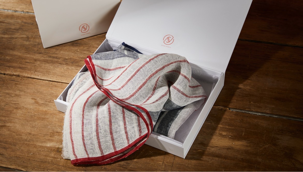 Idée cadeau homme original : offrir un chèche ou une écharpe de luxe